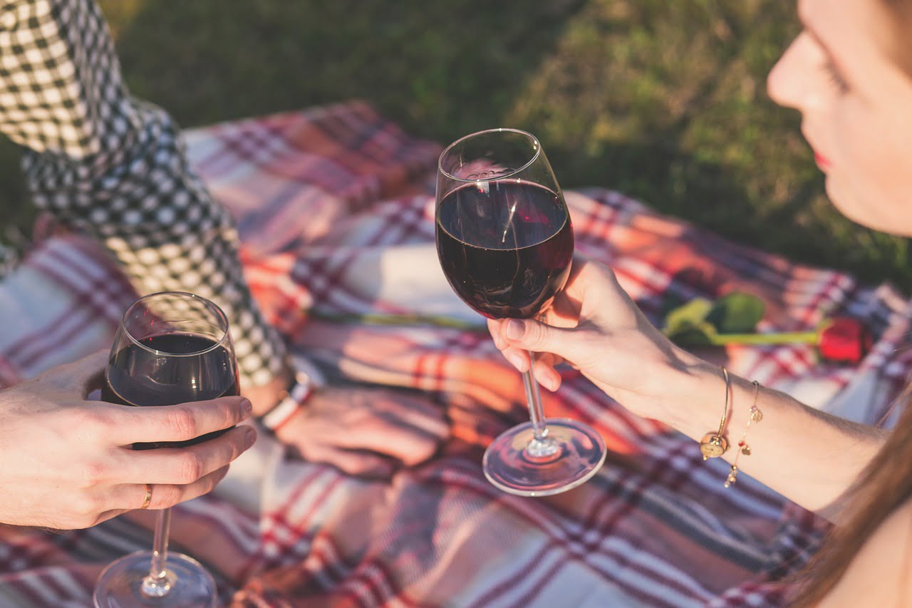 couple bonding activities- picnic together